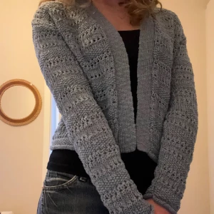 Blå söt stickad kofta  - Väldigt fin stickad kofta med så fint mönster. Nyskick eftersom den aldrig är använd, köpt i Tyskland på C&A. 