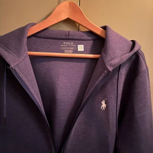 Ralph lauren hoodie - Säljer en mörk/ marinblå tröja som inte längre kommer till användning då jag växt ur den. Superskön och tröjans storlek är herr small. Skriv vid funderingar, inga defekter.