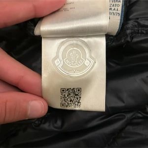 Moncler Jacka  - Säljer nu min moncler jacka då den nu är för liten för mig. Den har en lagning som du ser på den fjärde bilden. Det är inget man tänker på eller märker av vid användning. Storleken är 2 vilket motsvarar M men sitter som S. Självklart äkta! Kan gå ner i pris vid snabb affär öppen för byten!