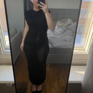 Svart långklänning - Superfin svart långklänning från Gina. Använd en gång, dvs inga defekter. Köparen står för frakten💕