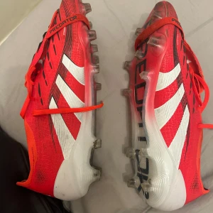 Röda Adidas Predator foldover ELIT  - Här har vi ett par addidas predator fold over elit storlek 44,5 som använts ett få tal gånger till bara träning. Har sulan också så dem kommer med i paketet . 