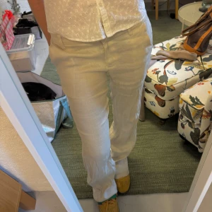 Beigea linnebyxor från Nelly - Snygga beigea linnebyxor från Nelly. Storlek S. Knappt använda. Något skrynkliga på bilden men kan stryka dom innan om det önskas.💓