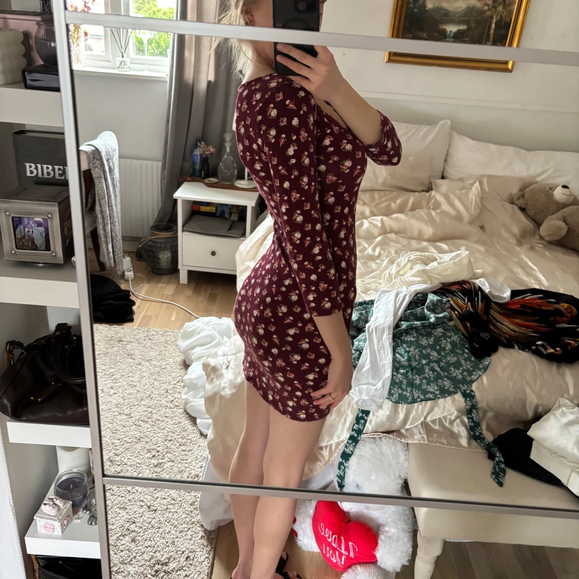 Vinröd blommig miniklänning - 1