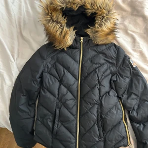 Svea dunjacka xs  - Bra skick med en trasig dragkedja på framfickan.