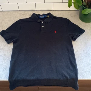  Ralph Lauren piké  - Säljer en väldigt populär modell av Ralph lauren pike. Den är inprincip ny utan tags och är självklart äkta som du kan se på bilderna. Priset är inte hugget i sten! Kontakta vid minsta fundering