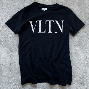Svart valentino Tshirt - Skick: 9/10 - Storlek: S - Nypris: 3400 kr+