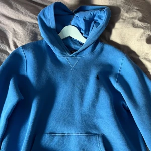 polo ralph lauren hoddie  - Knappt använd, cirka 3 ggr! Storlek är ca 170 skriv för fler bilder 