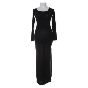 Svart långklänning från Chiquelle - Elegant svart långklänning från Chiquelle med långärmad design. Perfekt för en stilren look. Klänningen har en tight passform som framhäver figuren, har en slits till ca mitten av låret. Köpt på sellpy men den va lite för kort mig mig (178cm) 