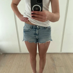 Ljusblå jeansshorts - Skit snygga ljusblå jeansshorts💕Midjemått tvärs över: 35cm💕De är både töjbara och justerbara. Skriv vid frågor!