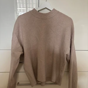 Beige långärmad tröja - Säljer denna fina tröja från vila i storlek S. Den är bara använd ett fåtal gånger. Skriv för fler frågor 💓