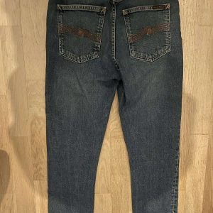 Nudie jenas - Nudie jeans ljusblåa strlk: W26 L28      Slim fit       Nypris 1600kr   Säljes för bara 775kr    Pris kan diskuteras