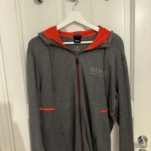 Grå dress från Hugo Boss - Säljer en stilren grå dress från Hugo Boss. Perfekt för en avslappnad stil. Koftan är i storlek M och byxorna är i storlek S. Koftan säljas separat för 1300 och byxorna för 899kr