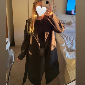 Svart kappa från Vero Moda - Super fin svart kappa från Vero Moda. Storlek M men passar även S!💞Perfekt för både höst och vår, använd max två gånger!