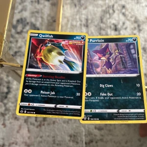 Pokémon court Purrloin 2020år Qwilfish 2021år - Två Pokémonkort säljes: Qwilfish 2021 med 90 HP och förmågan 'Bursting Needles', samt Purrloin 2020 med 70 HP och attacken 'Fake Out'. Perfekt för samlare eller spelare som vill förstärka sin kortlek. 