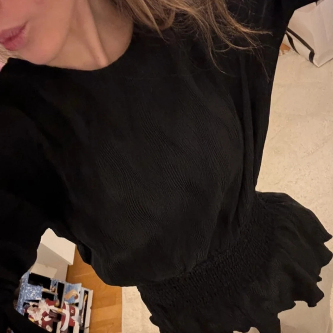 Svart blus med volangdetaljer - 1