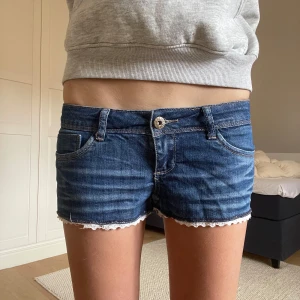 Lågmidjade shorts  - Fina lågmidjade shorts med spets detaljer! Midjemåttet tvärs över ca 38cm men passar mig som har höftomkrets ca 85-86cm❤️