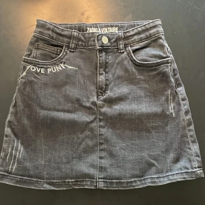 Zadig & Voltaire jeans kjol - Jättefin grå svart jeans kjol från Zadig & Voltaire storlek 138. 