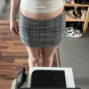 Rutig kortkjol - Snygg rutig kortkjol i svart och vit. Kjolen har en tight passform och är perfekt för en trendig look. Den är gjord i ett bekvämt material som passar bra till olika tillfällen. Jag jar vikt upp den ca 1-2 cm så ni vet ☺️ jag brukar ha den lite så