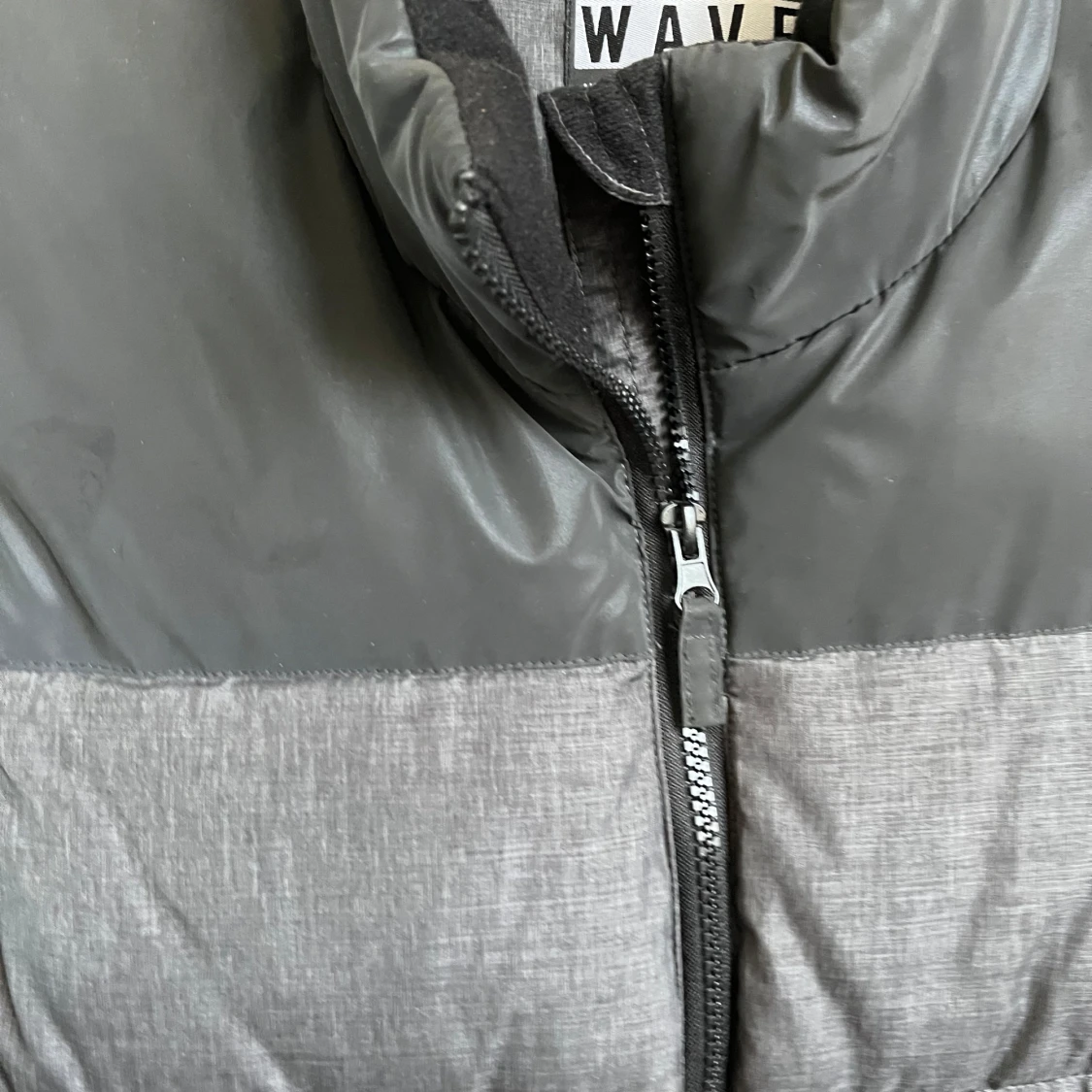 Grå och svart dunväst från WAVE - 1