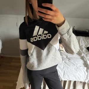Grå och svart hoodie från Adidas -  grå och svart hoodie från Adidas, mycket fint skick nästintill oanvänd🩶
