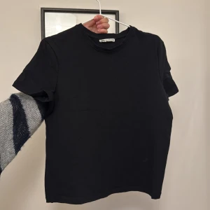 Svart t shirt Zara - Säljer en svart T-shirt som knappt är använd från Zara.💕