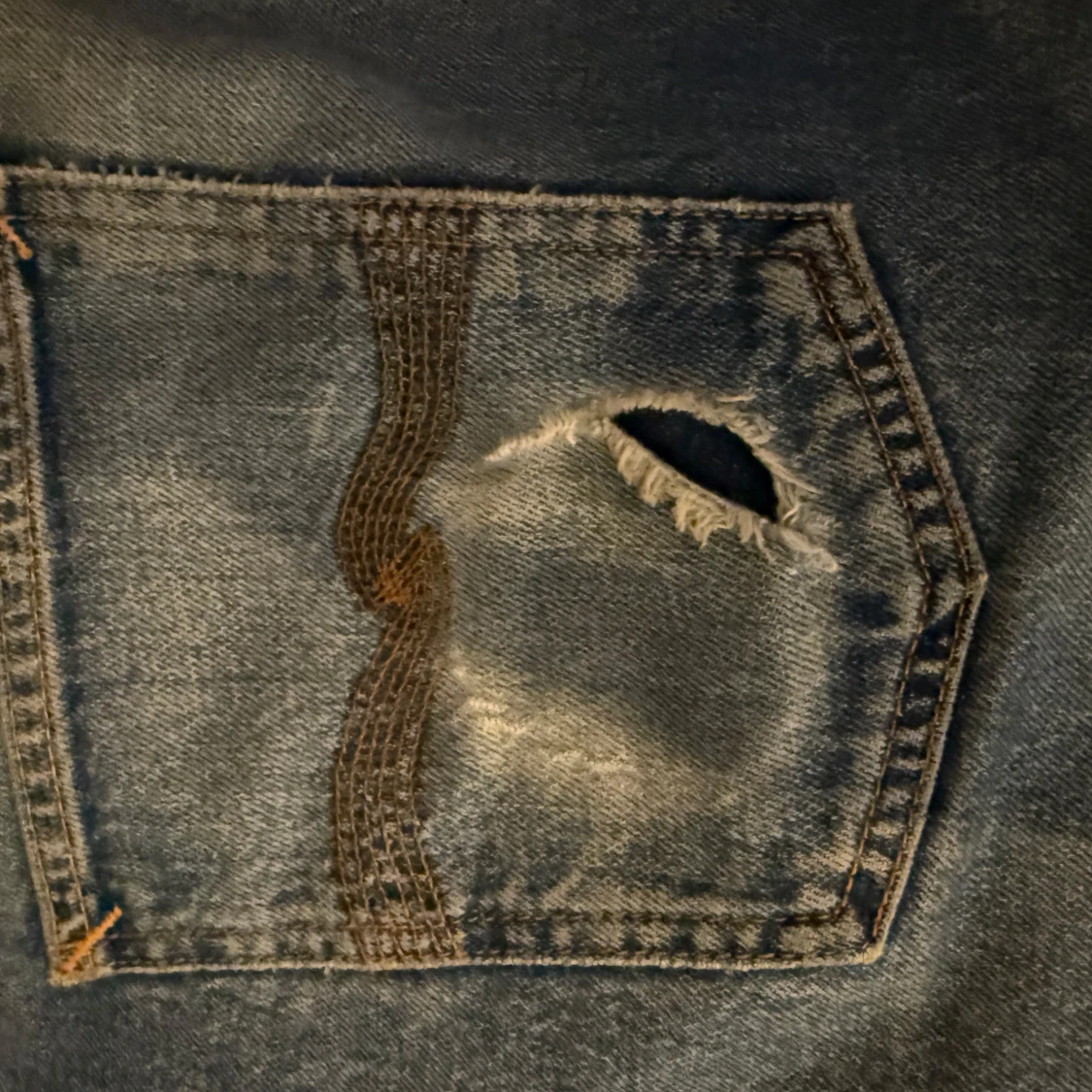 Blå jeans med slitna detaljer - 2