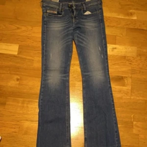 Blå jeans från Diesel - Säljer ett par snygga blå jeans från Diesel (lågmidjade) använd fåtal gånger i storlek w27 L34