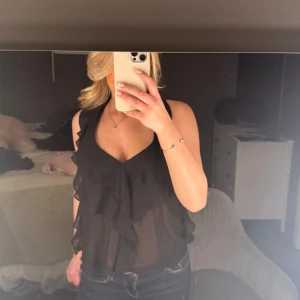 fest topp - säljer denna skitsnygga toppen som passar till fest, den har volanger och öppen i ryggen💕