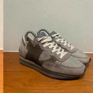 Philippe model trainers  - Snygga grå sneakers från Philip model med mockadetaljer och snörning. Skorna har en rund tå och en stilren design som passar perfekt för vardagsbruk. De har en robust sula för extra komfort.