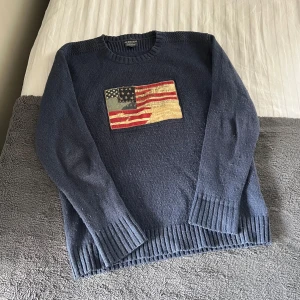 Ralph Lauren Stickad Tröja - Säljer denna stickade Ralph Lauren tröja. Tröjan passar storlek M och är i mycket fint skick!