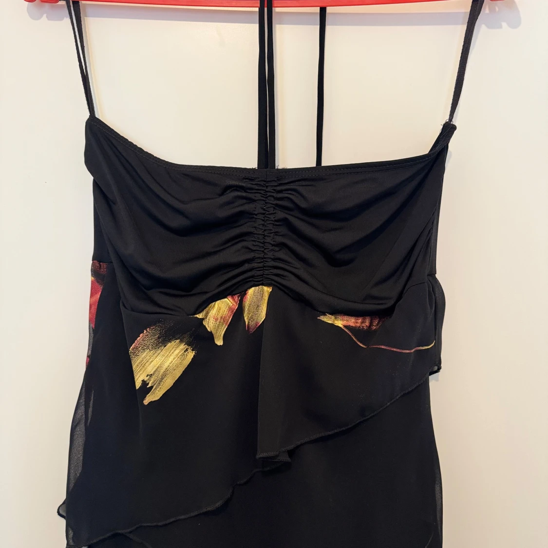 Svart axelbandslös klänning med blommönster - 1