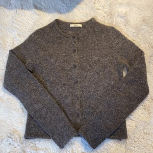 Brun kofta - Säljer en mysig brun/grå kofta från Gina Tricot i mycket bra skick, den är knappast använd och är slut på hemsidan💞