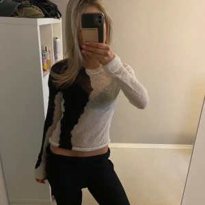 Tröja - En jättefin unik tröja från weekday. Den är i storlek xs och i väldigt bra skick. Bara att skriva om ni har några frågor eller vill ha fler bilder🤩💕