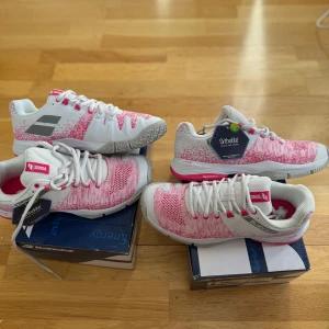 Två hela oanvända par Babolat Sensa W, strl 38 & 38.5 - Helt oanvända Babolat sense W, nypris styck 1449kr.  1299kr för båda paren.