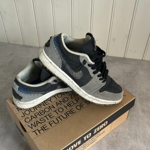 Jordan 1 Low Crater Black Grey - Jordan 1 Low Crater black grey/LT smoke grey som jag köpte på zalando för ett par år sedan. Dessa skor är limiterade. De är använda men med en rejäl tvätt så hade de gjort mycket. Säljes för att de inte passar längre.