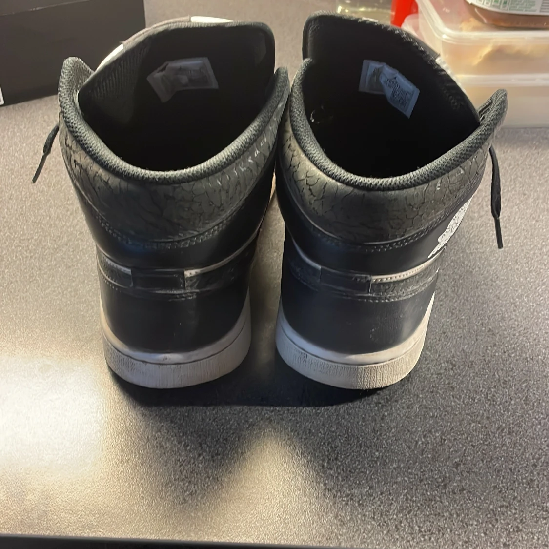 Nike Air Jordans i svart och vit - 2