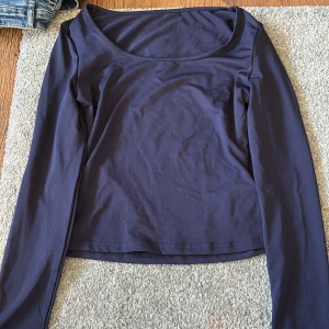 Mörkblå långärmad topp från Shein - Säljer en stilren mörkblå långärmad topp från Shein. Toppen har en enkel design med rund halsringning och är tillverkad i ett mjukt och stretchigt material. Väldigt skön och mjuk. Använd fåtal gånger.