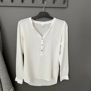 Vit bluse från Jacqueline de yong - En fin vit bluse 