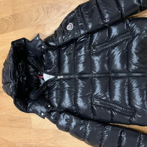 Svart moncler Maya barn - Jag säljer min moncler jacka på grund av att jag börjar växa ur den och helt enkelt vill ha nått nytt. Jackan är i riktigt bra skick och köptes i slutet av 2023 från NK. Har kvitto och allt man får när man jag köpte jackan. Jag har knappast använt jackan och känner att det är lika bra att sälja den till nån som faktiskt kommer använda den. Skriv gärna vid intresse🤗