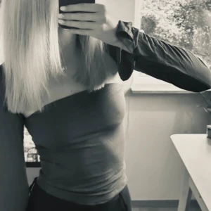 Topp från Gina Tricot - Snygg grön topp med långa ärmar med slits. Sååå mjuk o skön. Knappt använd!