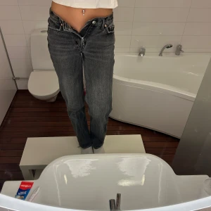 Svarta jeans från Gina tricot  - Säljer ett par svarta jeans från Gina tricot i storlek 32. De har en klassisk straight fit och är tillverkade i denim. Perfekta för både vardag och fest! 🖤