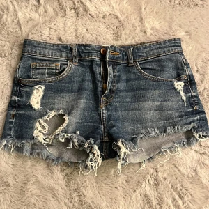Snygga jeansshorts - Mörkblå jeans shorts i bra skick, midjemått 38 cm🩷