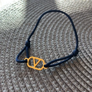 Valentino armband - Valentino liknande armband med guld och mörkblå. Perfekt för att ge en stilren touch till din outfit. Pris kan diskruteras vid snabb affär. 