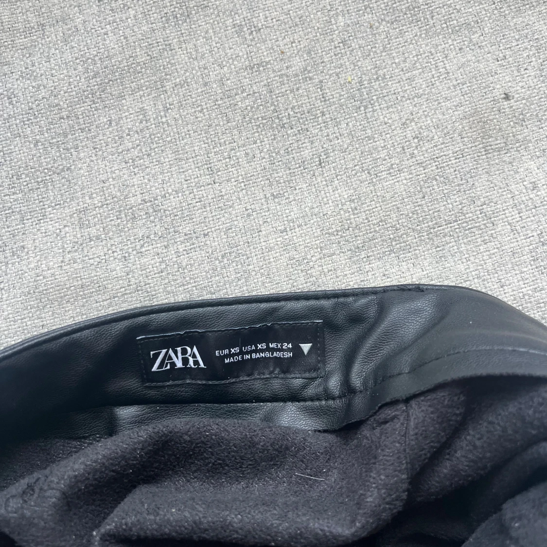 Svarta skinnshorts från Zara - 2