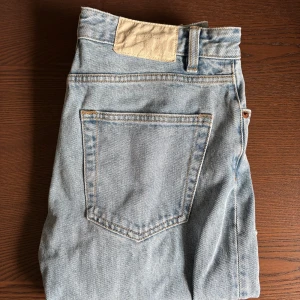 Ljusblå jeans från Zara - Snygga ljusblå jeans från Zara i klassisk straight fit. Perfekta för en avslappnad stil. Bekväm passform och traditionella fem fickor.