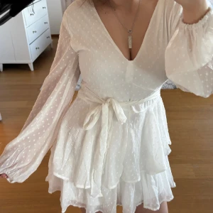 Vit klänning från New Yorker - Super fin klänning i storlek 38. Den är oanvänd med lapparna kvar💕 klänningen har inbyggda shorts som inte syns utifrån och den har ett band att knyta i midjan💗Ny pris är 289 kr