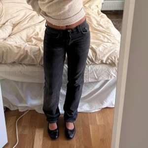 Svarta jeans med raka ben - Snygga svarta jeansbyxor med en klassisk femficksdesign. De har en rak passform och är köpa från Zara. 