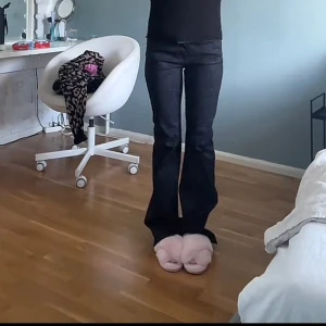 Svarta bootcut jeans - Snygga svarta bootcut jeans med en klassisk passform. Perfekta för en stilren look. De har en normal midja och är tillverkade i ett bekvämt material som ger en skön känsla hela dagen.