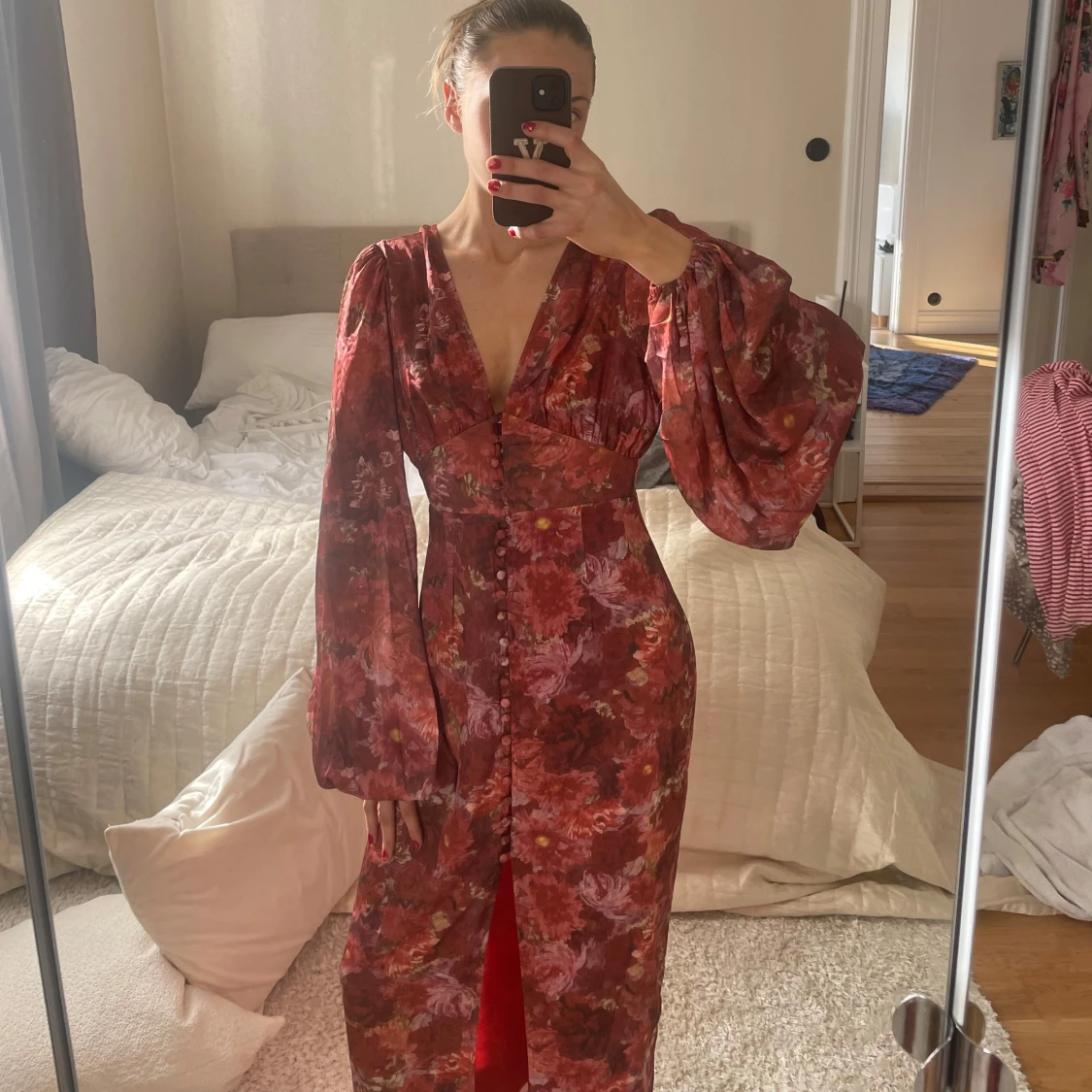 Blommig långklänning med puffärmar från adoore.