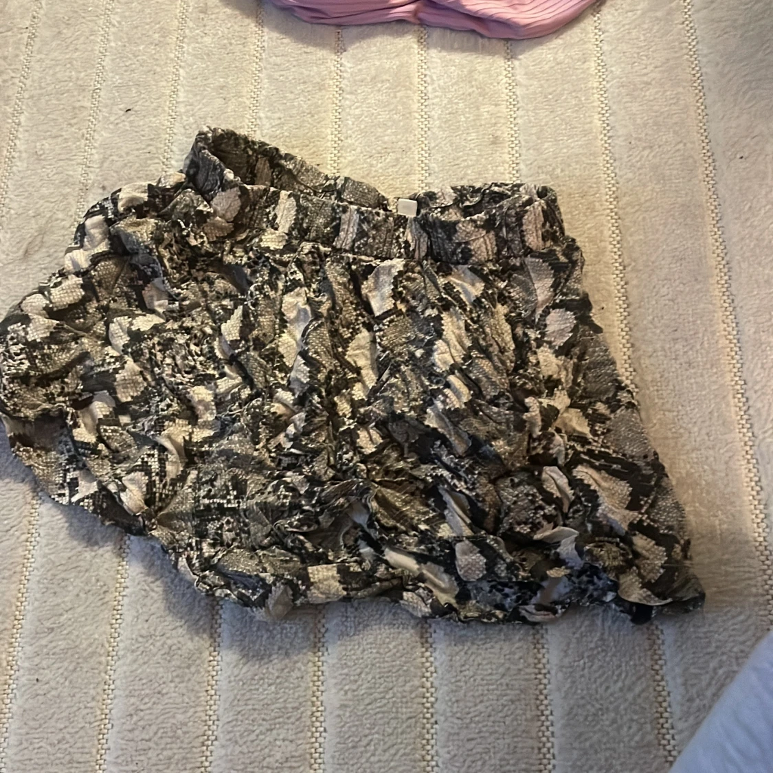 Mönstrad kjol med volanger